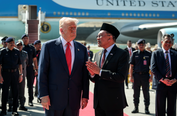 President Donald J. Trump arrives in Malaysia to kick off his historic Asia trip! 도널드 J. 트럼프 대통령이 역사적인 아시아 순방을 위해 말레이시아에 도착했습니다! 사진=백악관.