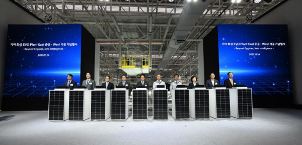 기아 화성 EVO Plant East 준공식과 West 기공식에 참석한 주요 인사들. (왼쪽부터) 문성준 현대기아협력회 회장, 정명근 화성시장, 김동연 경기도지사, 문신학 산업통상부 1차관, 김민석 국무총리, 정의선 현대자동차그룹 회장, 송호성 기아 사장, 송옥주 의원 (더불어민주당), 이준석 의원 (개혁신당), 정정훈 한국자산관리공사(캠코) 사장/사진=기아.