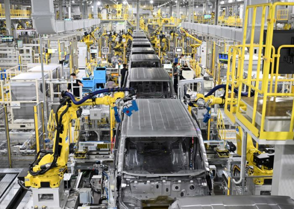 화성 EVO Plant East 차체 용접 생산라인 모습/사진=기아