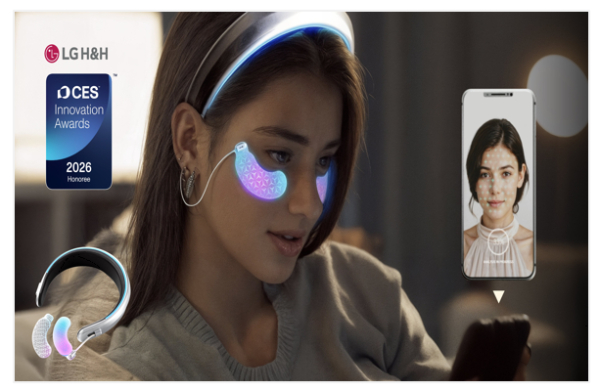 LG생활건강이 개발한 'Hyper Rejuvenating Eye Patch'(이하 하이퍼 리쥬버네이팅 아이 패치)가 CES 2026 뷰티테크 분야 혁신상을 수상했다. 자료=LG생활건강. <br>
