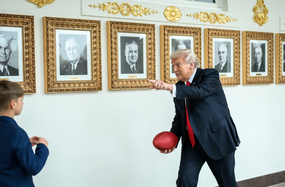 Quick break from the Oval, because he's still Grandpa. 오벌에서 잠깐 휴식을 취합니다. 그는 여전히 할아버지이니까요. 사진=백악관.<br>