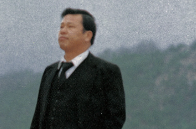 최종건 창업회장의 묘소에서 슬픔에 빠진 최종현 선대회장의 모습이다. 사진=SK.