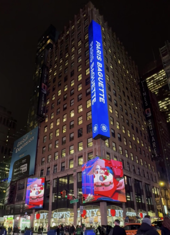 뉴욕 타임스스퀘어 전광판에 등장한 파리바게뜨 X-mas 케이크. 사진=SPC.