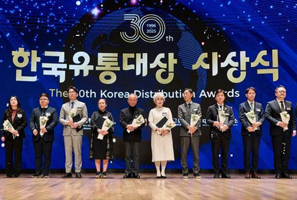 26일 대한상공회의소에서 열린 시상식에서 신동우 신세계프라퍼티 지원본부장(오른쪽에서 2번째)이 기념 사진을 촬영하고 있다. 사진=신세계프라퍼티.<br>