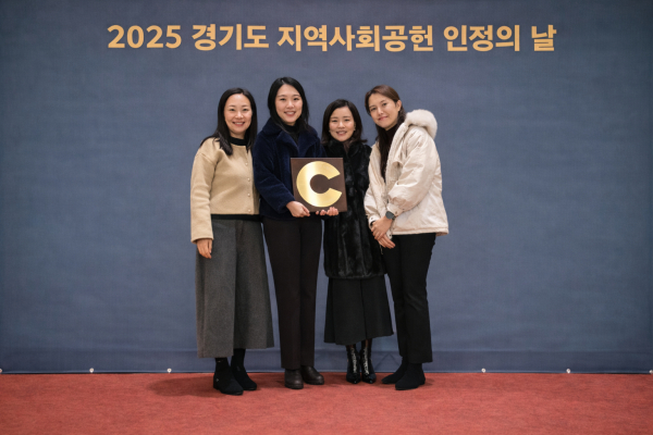 ㈜한샘(대표 김유진)이 보건복지부와 한국사회복지협의회가 공동 주관하는 ‘2025년 지역사회공헌 인정제’에서 5년 연속 인정기관으로 선정되며, 올해 최고 등급인 S등급을 획득했다. 사진(한샘 고지운 마케팅본부 이사(가운데 우측)와 한샘 사회공헌파트 직원)=한샘.