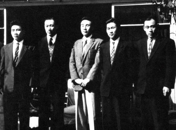 1957년 동생 정신영의 독일 유학에 앞서. 형제끼리 기념 사진을 찍었다. 왼쪽부터 정상영, 정주영, 정신영, 정인영, 정순영. 정신영이 동아일보 기자가 되자 정주영은 기뻐헸다. 사진=현대차그룹.