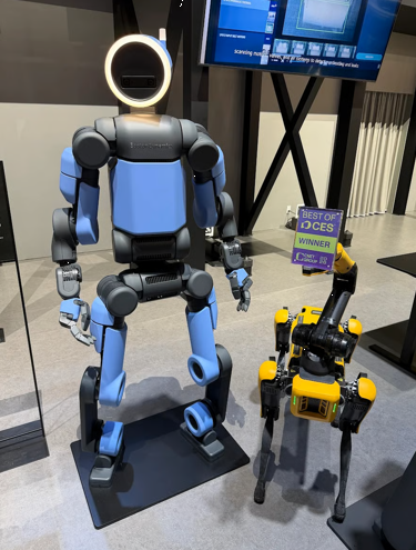 (왼쪽부터)보스턴나이나믹스의 휴머노이드 로봇 아틀라스와 로봇개 스팟/사진= 현대차그룹 제공