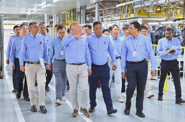 현대차그룹 정의선 회장이 현대차 인도 첸나이공장 임직원들과 함께 생산 라인을 점검하고 있다.(앞줄 오른쪽부터 무쿤단 현대차 인도 첸나이공장 생산실장, 고팔라 크리쉬난 현대차 인도권역 CMO, 정의선 회장, 타룬 갈그 현대차 인도권역본부장). 사진=현대차·기아 커뮤니케이션센터.<br>