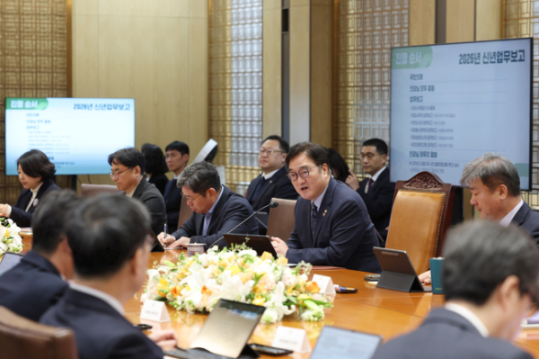 우원식 국회의장은 26일 오전 국회접견실에서 국회사무처 등 5개 소속기관으로부터 2026년도 업무보고를 받았다. 사진=국회.<br>