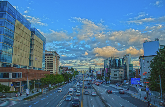 이재명 대통령이 신년사에서 '수도권 중심 성장'에서 '지방 주도 성장'으로, '일부 대기업 중심 성장'에서 '모두의 성장'으로 등의 5대 대전환 전략을 제시했다.<br>