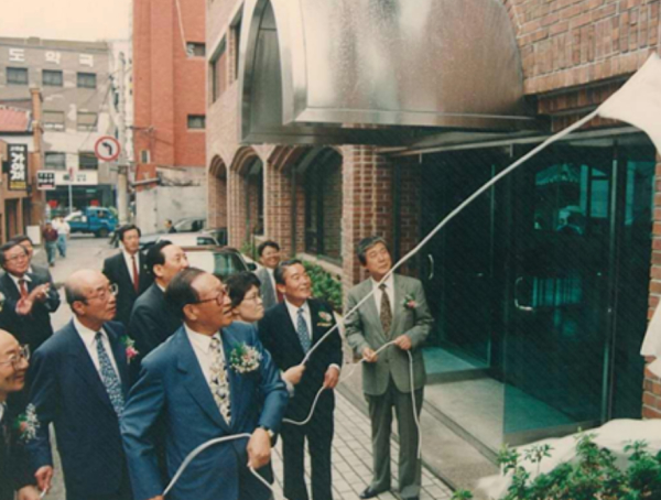 어렸을 때부터 신문읽기를 계속해온 정주영 회장은 확실한 언론관이 있었다. 자신이 쾌척한 기금으로 만든 신영기금회관의 1994년 개관식에 참석한 정주영 회장. 사진=관훈클럽.