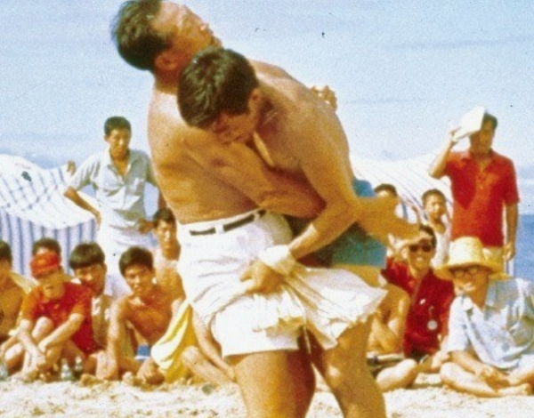 호텔현대경포대는 1971년 문을 열었다. 정주영 회장은 그 인근의 모래사장에서 매년 여름 신입사원 수련대회를 열었다. 수련대회에 참석해 젊은 직원들과 씨름, 배구, 달리기 등을 함께했다. 사진=현대자동차그룹.